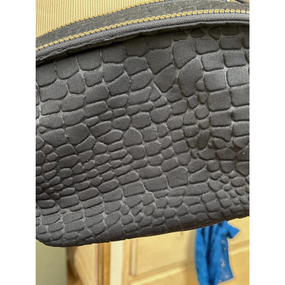 Stella & Dot Navy Embossed Croc Crossbody Camera Bag Gold Chain Strap